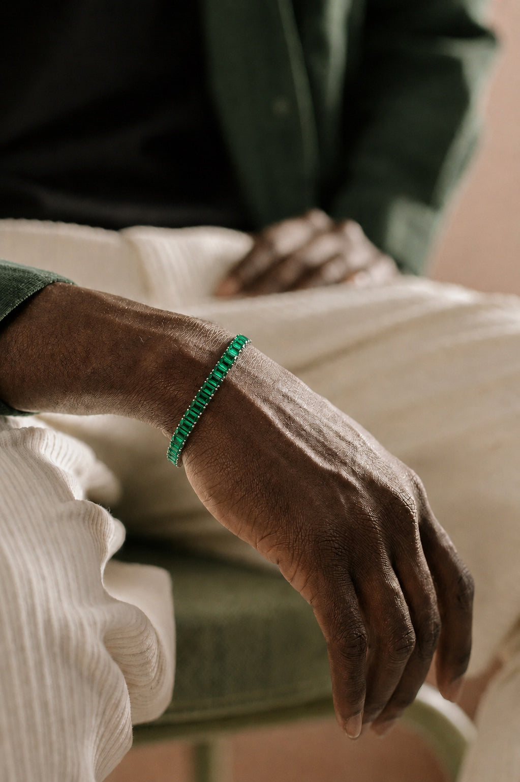 Pulseira Riviera Esmeralda Firenze verde usada no pulso