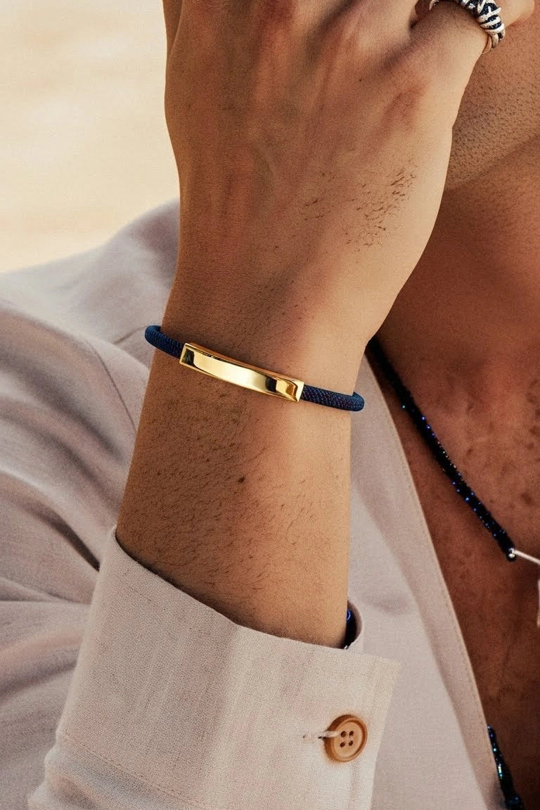 Pulseira Verano azul com acabamento dourado no pulso