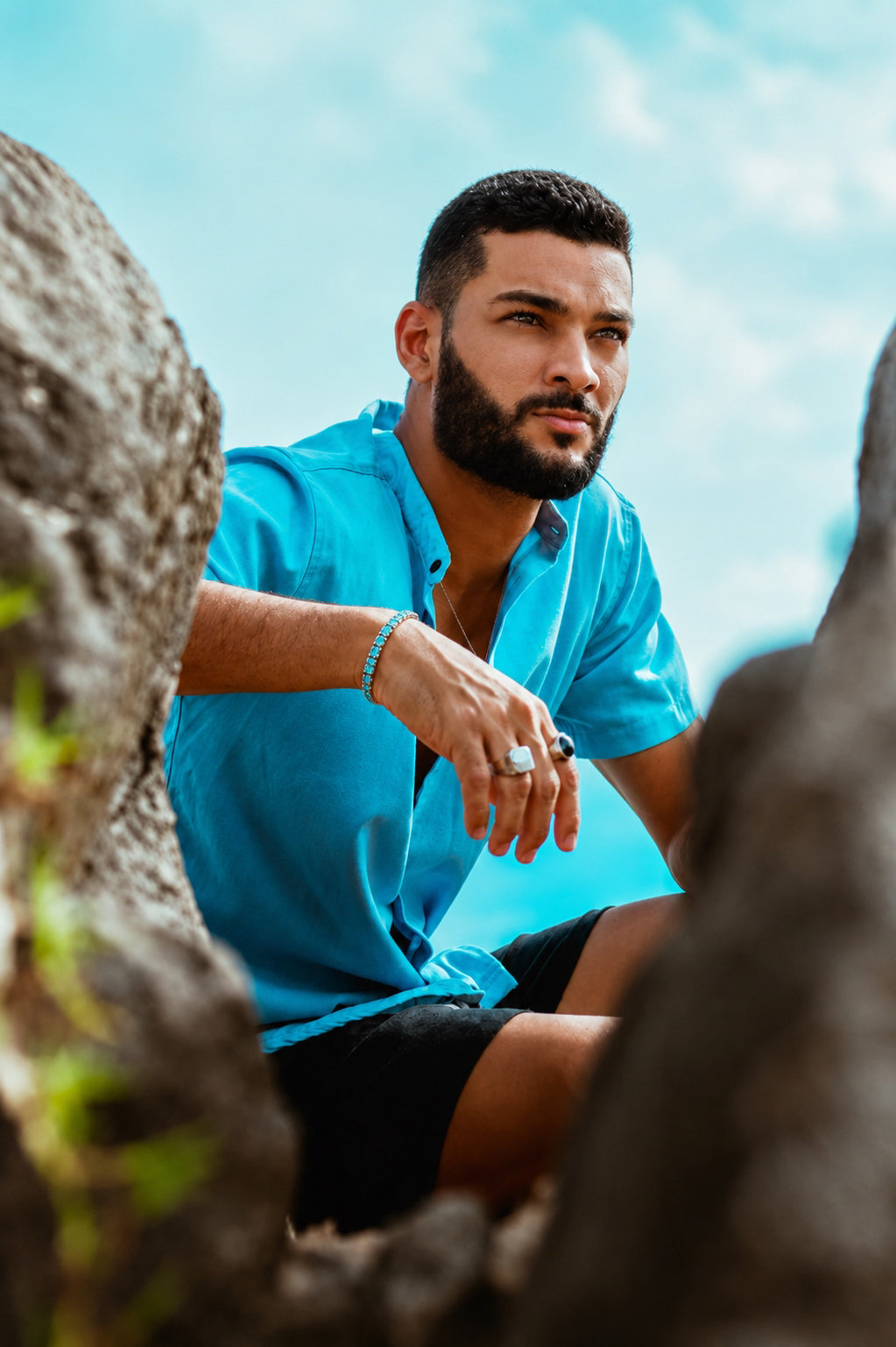 Homem usando Pulseira Riviera Bleu Marine azul em ambiente externo