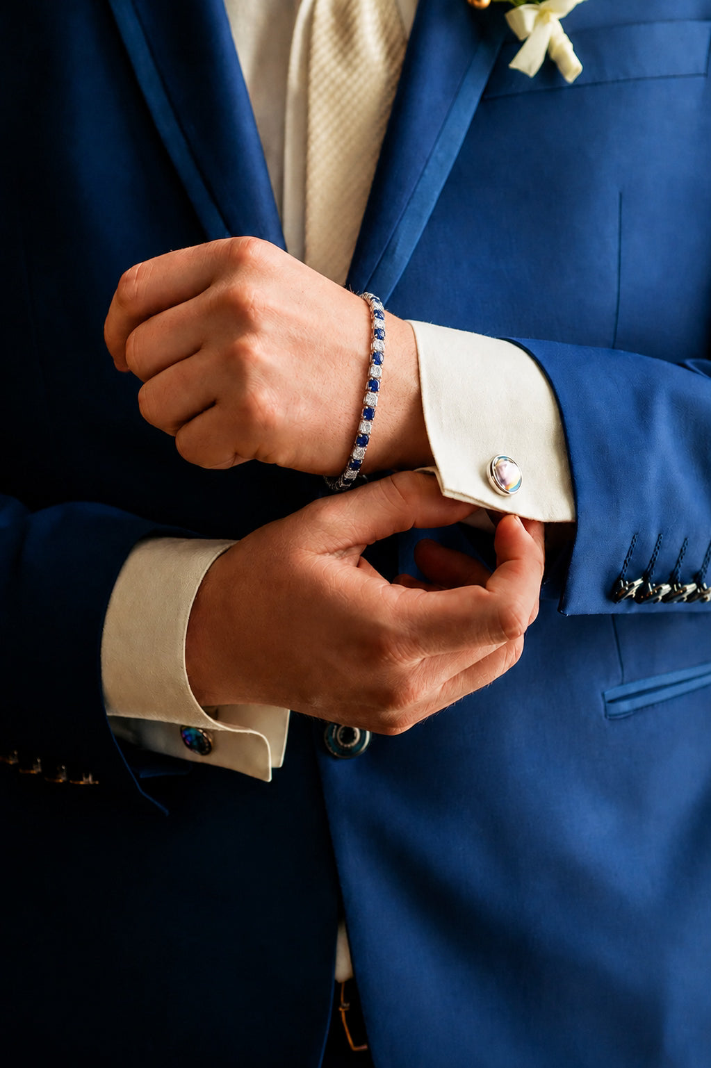 Homem de terno azul usando pulseira Riviera Aspen Marine