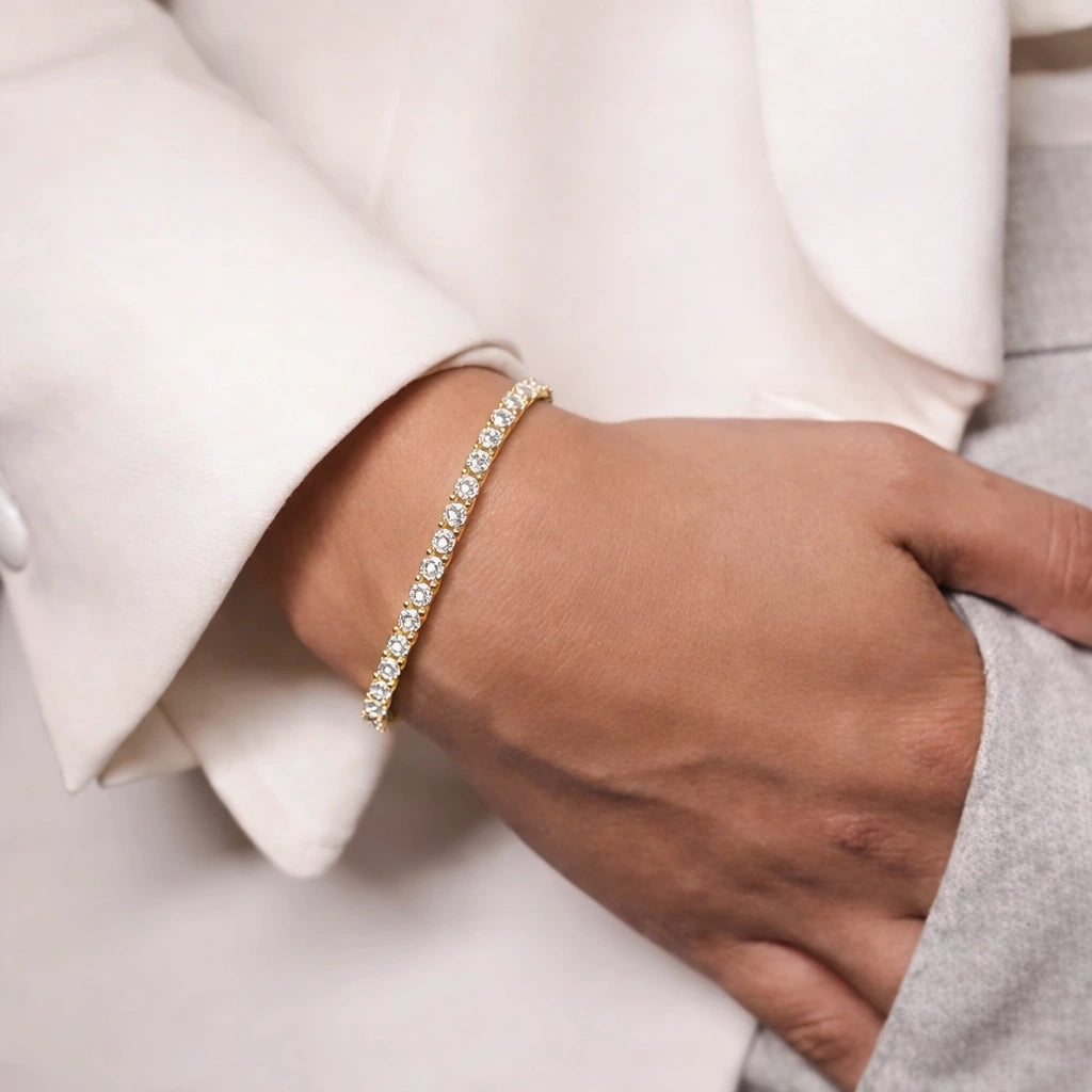Pulseira Riviera Sunrise com zircônias brancas no pulso masculino