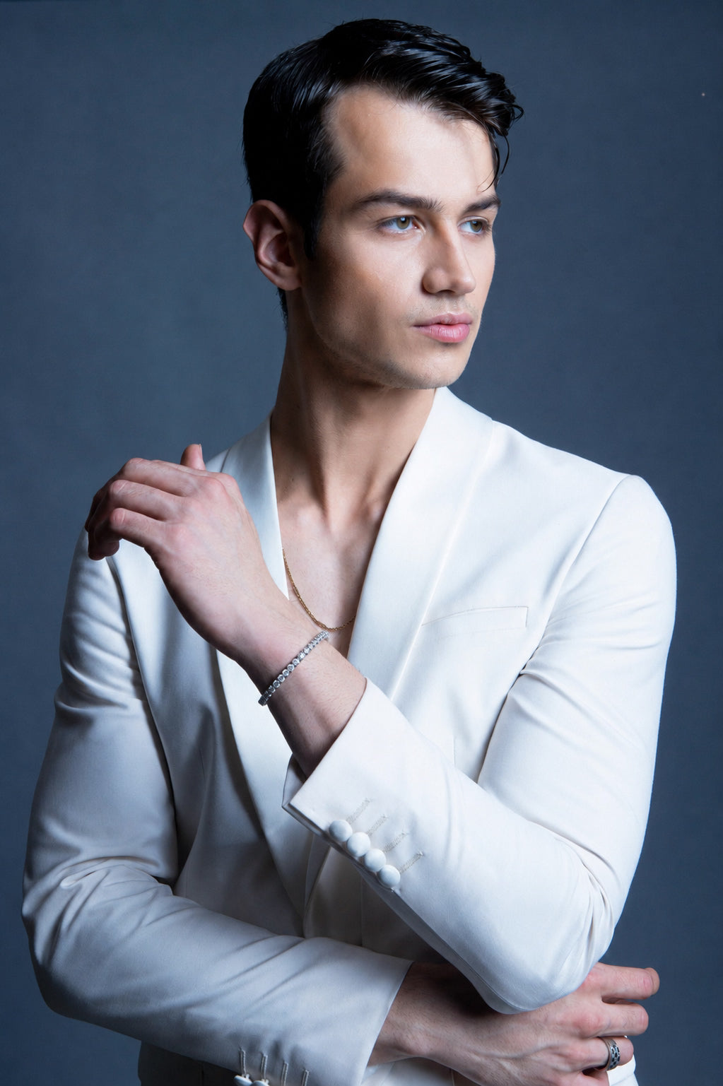 Homem de terno branco usando Pulseira Riviera Zircônia Ice