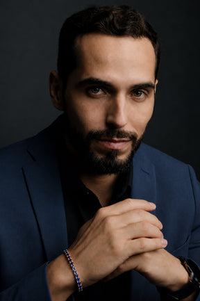 Homem de blazer azul usando Pulseira Riviera Gold Sea