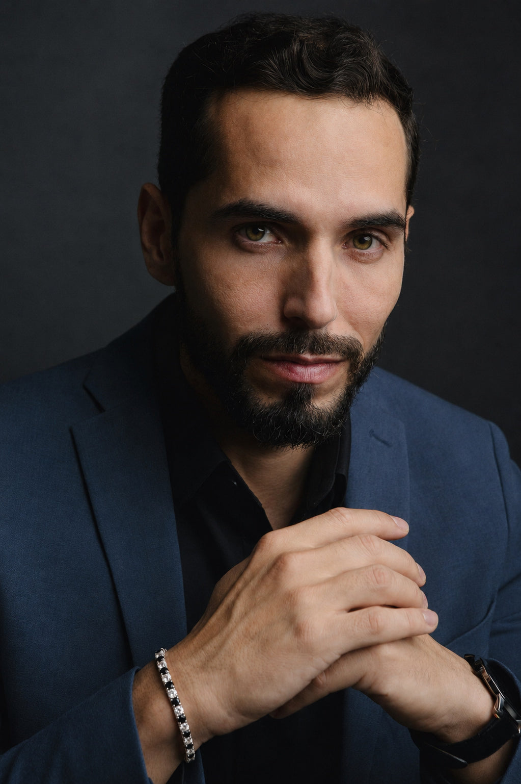 Homem de blazer usando pulseira Riviera Aspen Midnight