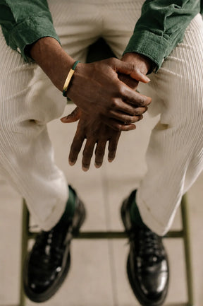 Homem usando pulseira Verano verde de Fio Supima