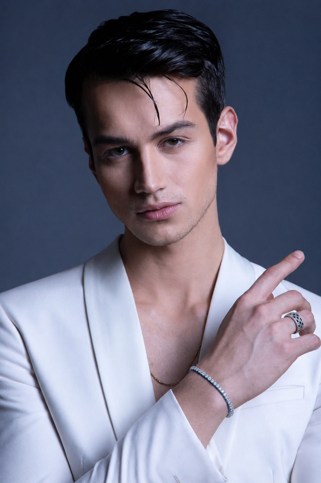Pulseira riviera masculina Topázio Sky combinada com terno branco