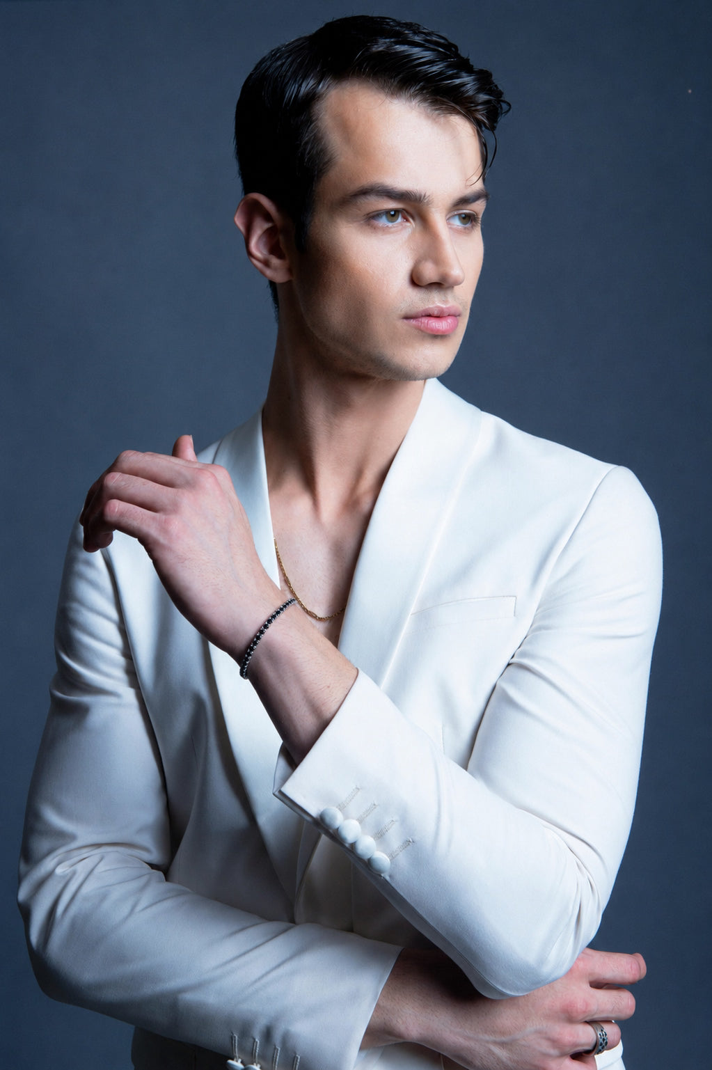 Homem de terno branco usando a Pulseira Riviera Midnight