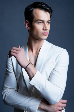 Homem de terno branco usando a Pulseira Riviera Midnight