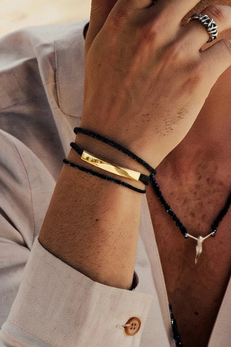 Pulseira Verano preta ajustável com placa dourada