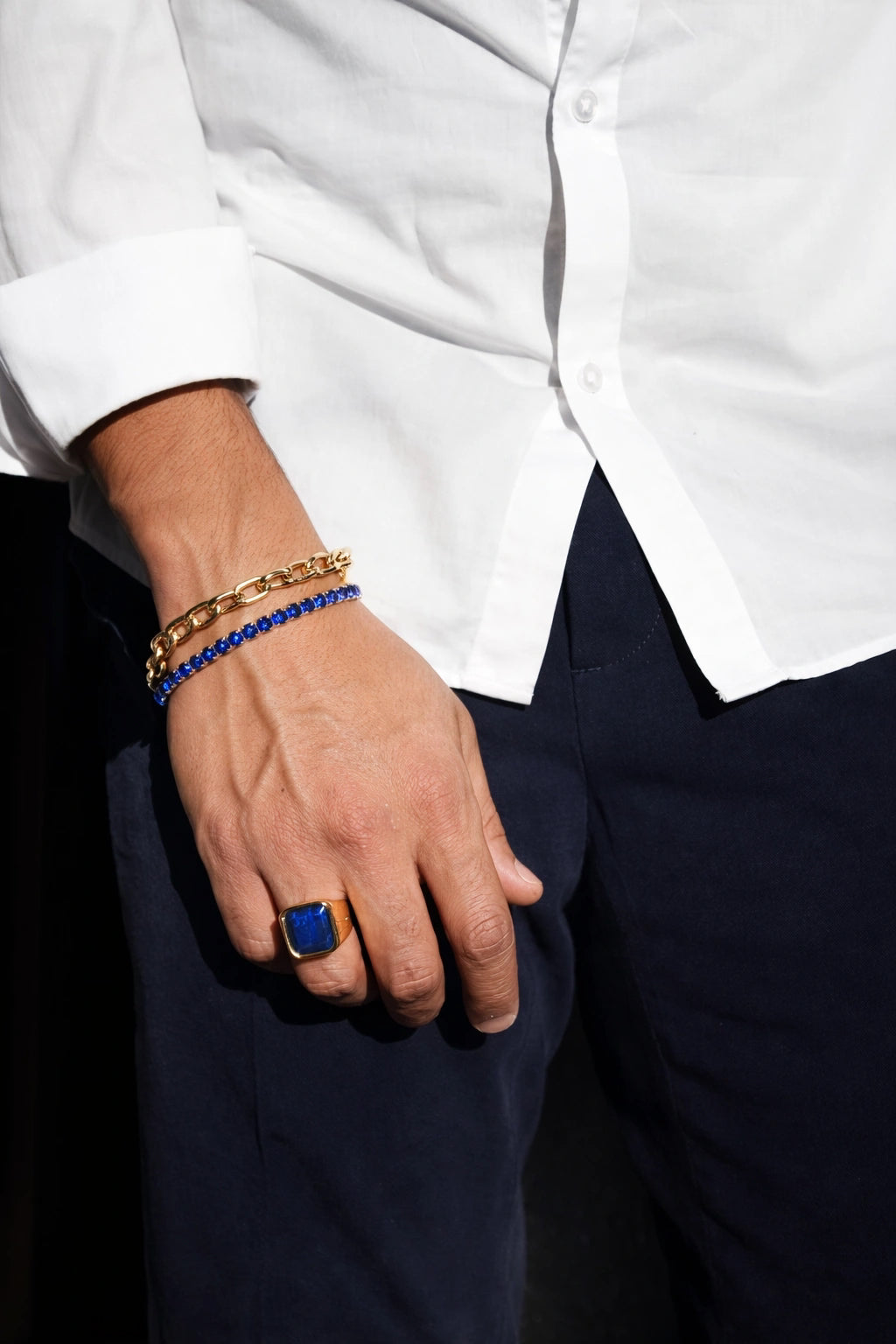 Pulseira Riviera Bleu azul combinada com joias masculinas douradas