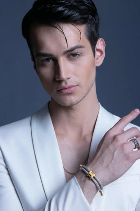 Pulseira Supima H'ills branca com look social masculino