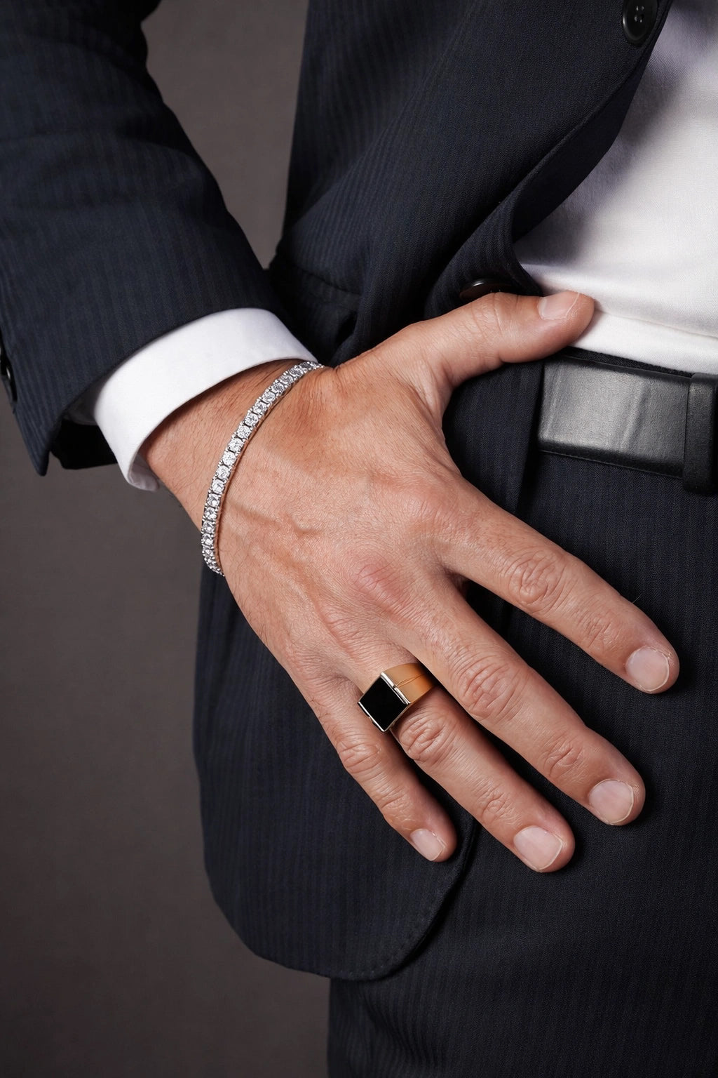 Pulseira Riviera Zircônia Ice no pulso com terno social preto