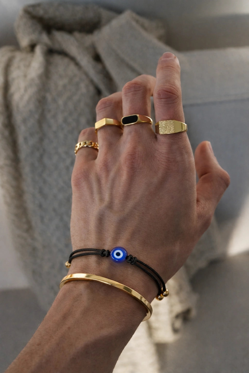 Detalhe da pulseira ajustável com olho grego azul no pulso