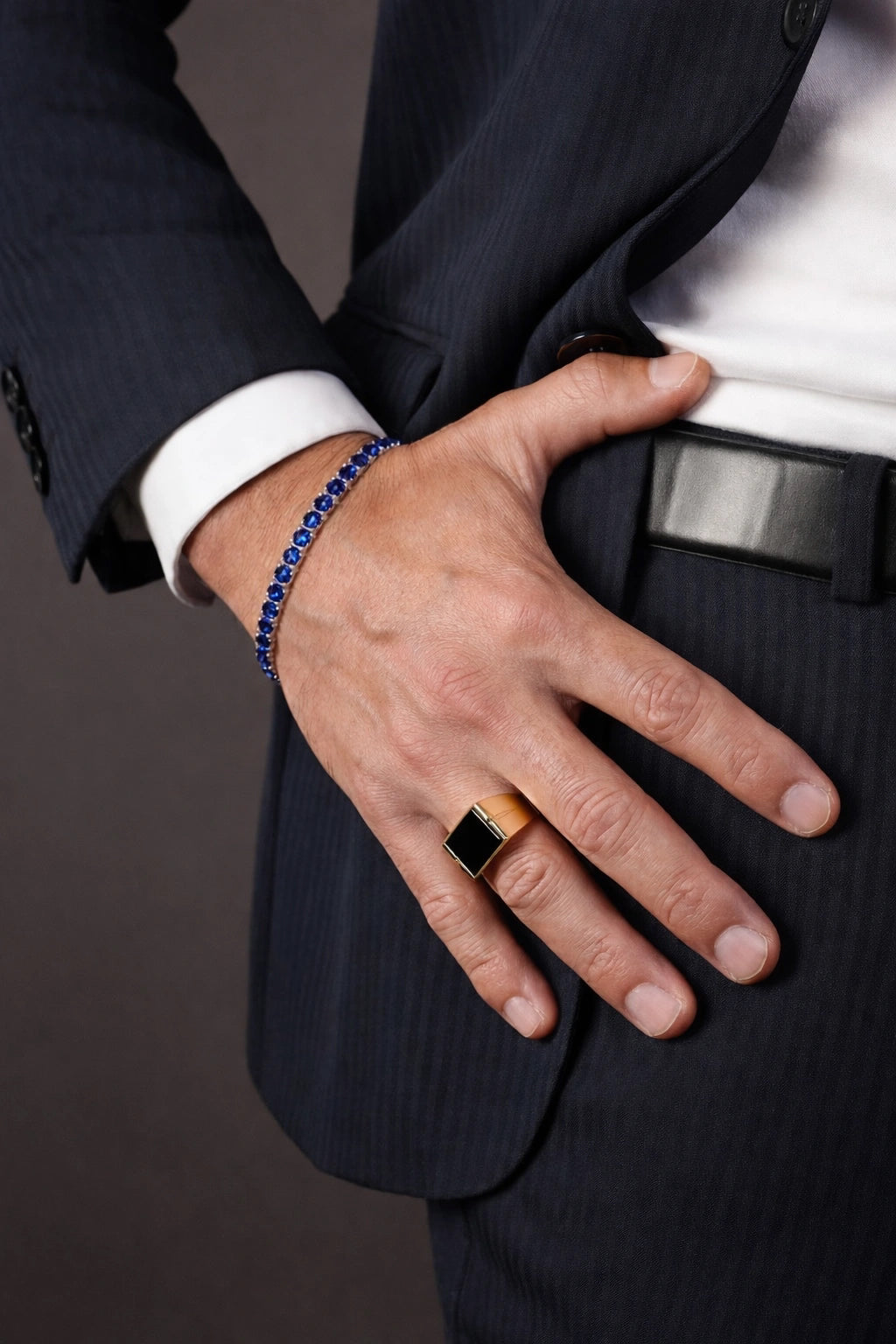 Pulseira Riviera Zircônia Bleu no pulso de homem de terno escuro