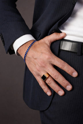 Pulseira Riviera Zircônia Bleu no pulso de homem de terno escuro