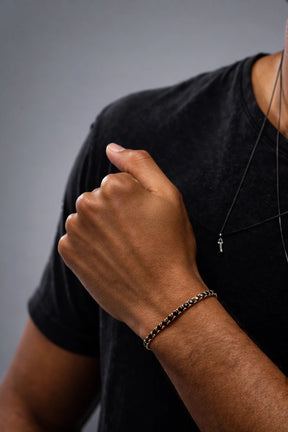 Pulseira Riviera Noi Golden com zircônias negras no pulso masculino