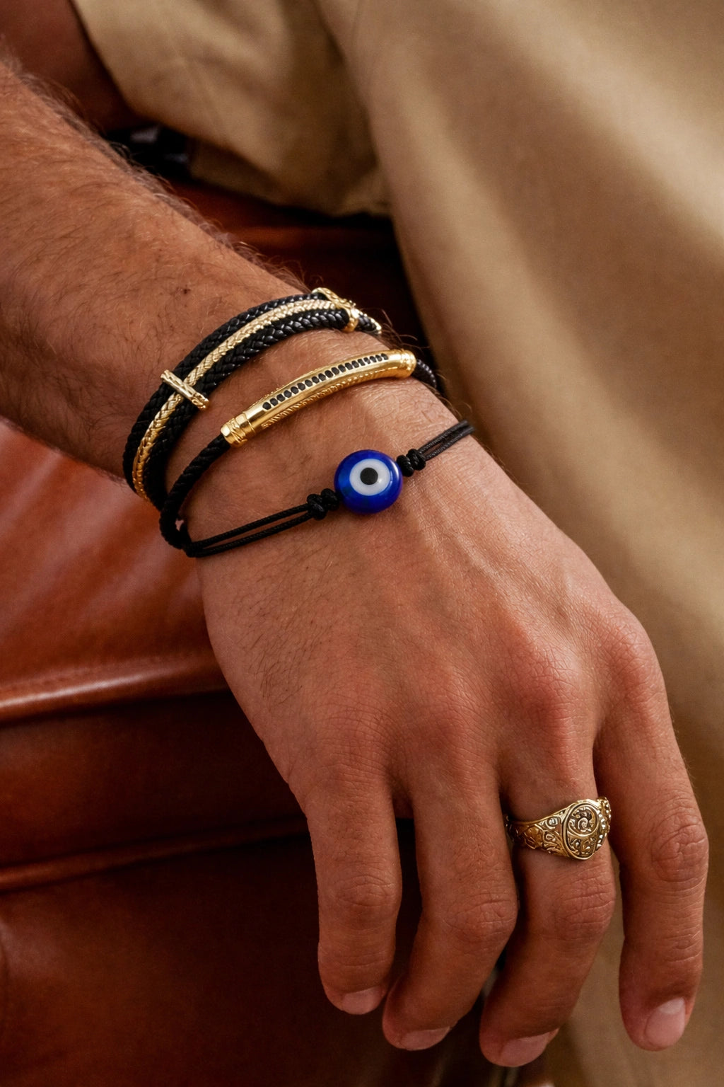 Pulseira de fio italiano com olho grego em composição masculina