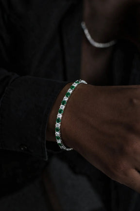 Pulseira masculina Riviera Aspen Esmeralda em destaque sobre roupa preta