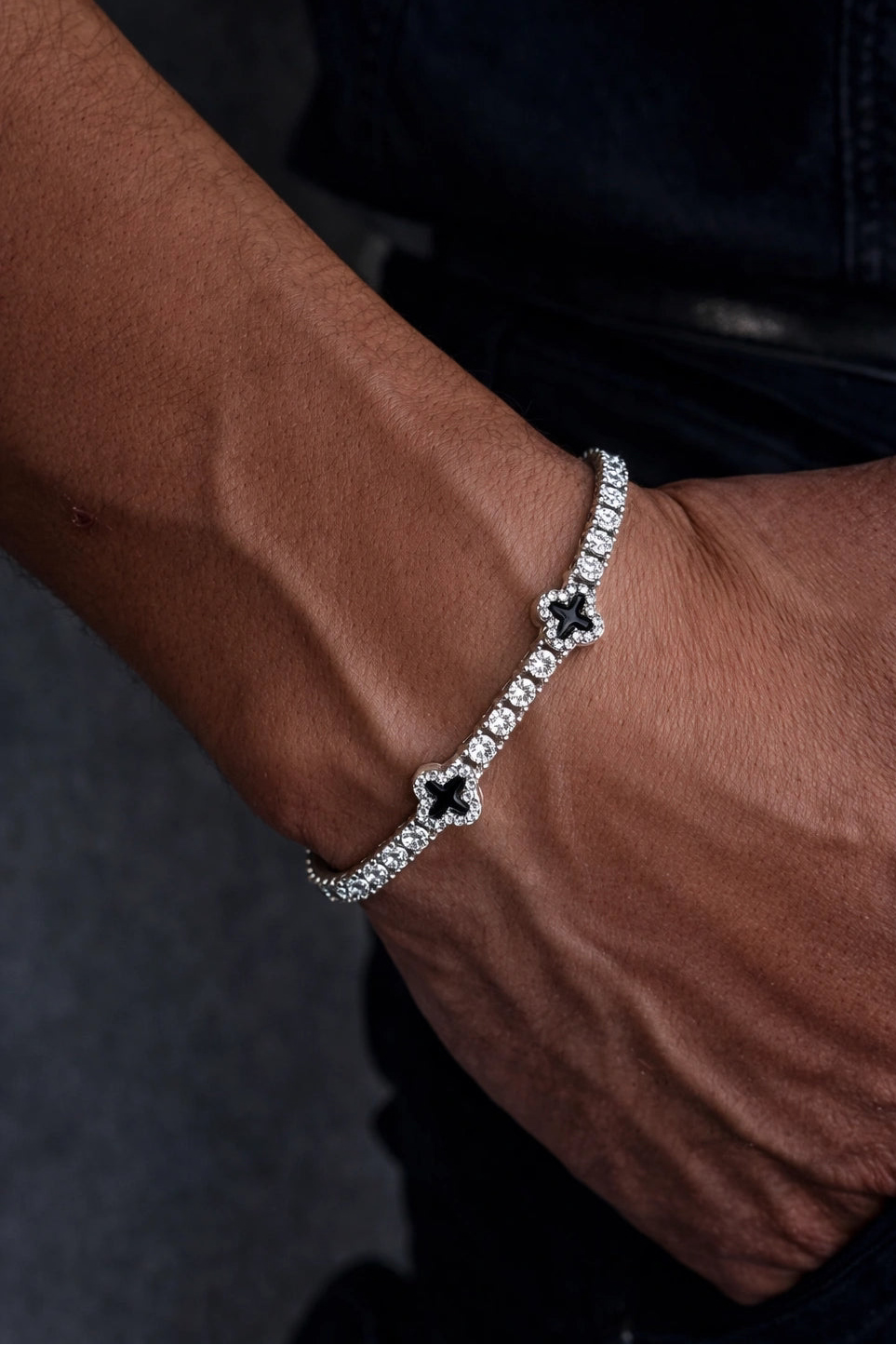 Detalhe da Pulseira Potenza com cristais e estrelas pretas no pulso