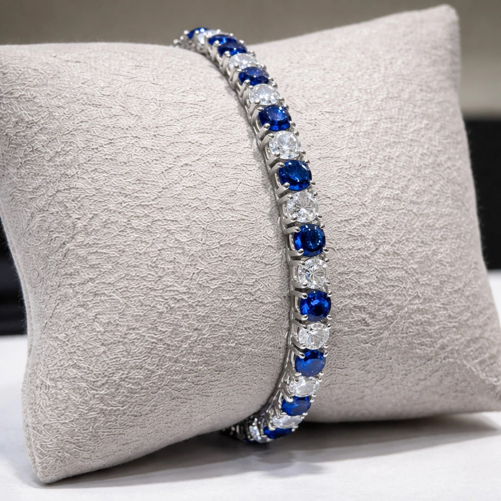 Detalhe das zircônias azuis e claras da pulseira Riviera Aspen Marine