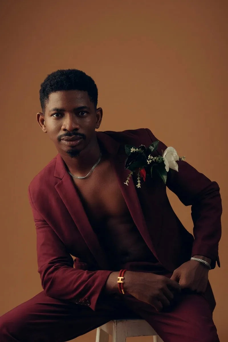 Homem de terno vinho usando a Pulseira Supima H'ills vermelha
