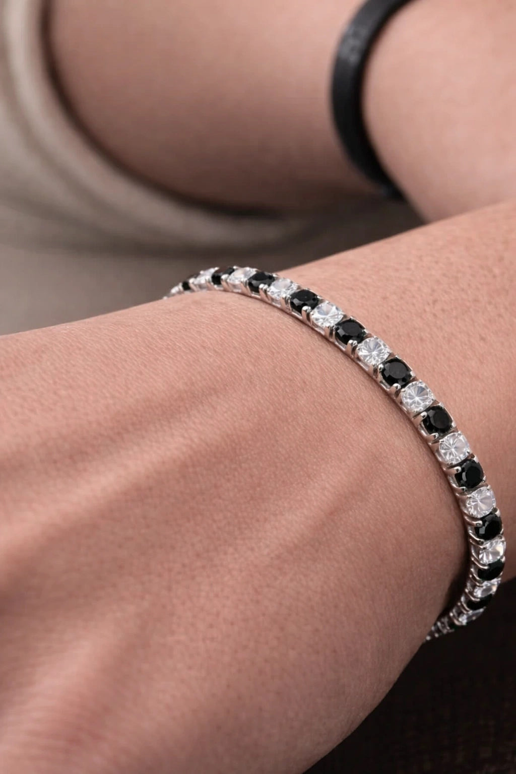 Pulseira Aspen Midnight prateada no pulso