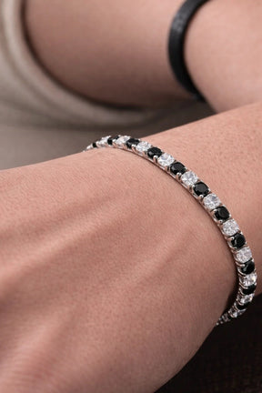 Pulseira Aspen Midnight prateada no pulso