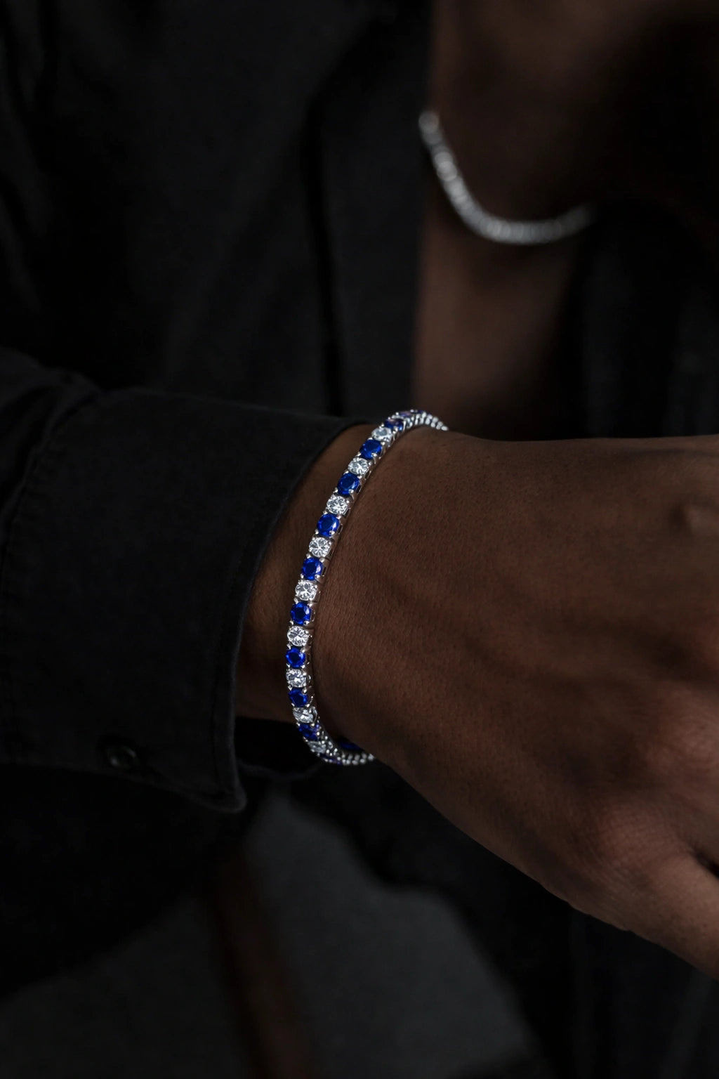 Pulseira Riviera Aspen Marine em destaque sobre roupa preta