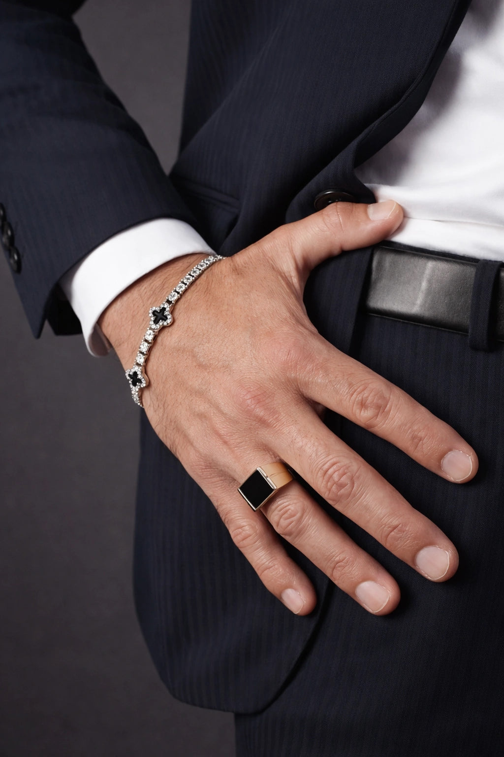 Homem de terno usando Pulseira Riviera Potenza prateada
