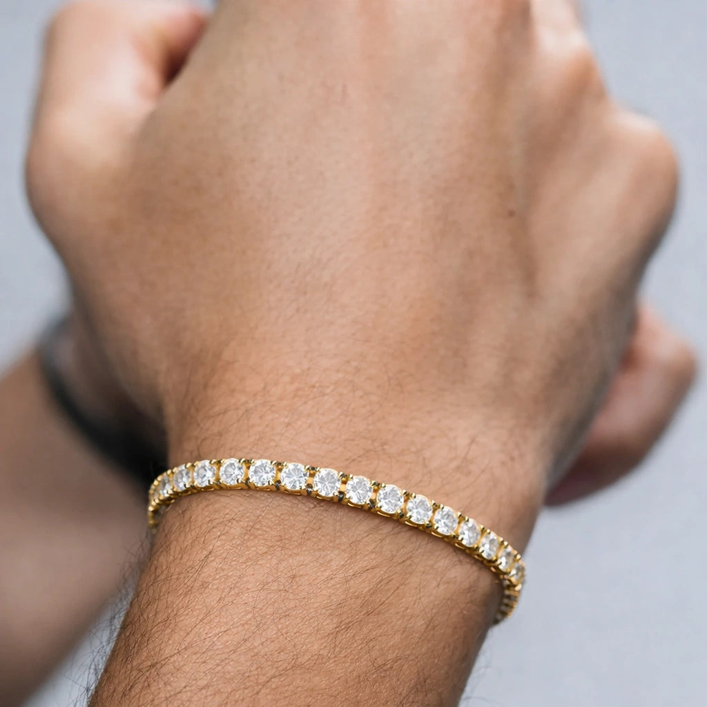 Detalhe da Pulseira Riviera Sunrise dourada no pulso masculino