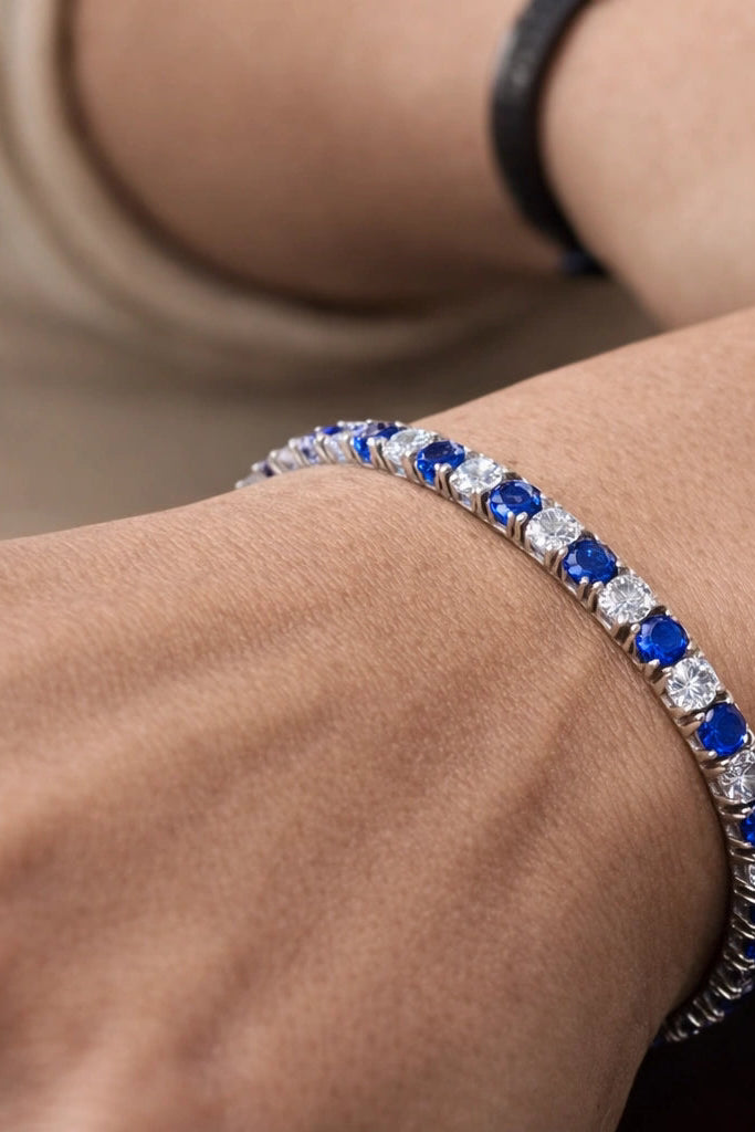 Close da pulseira Aspen Marine com pedras azuis e claras no pulso