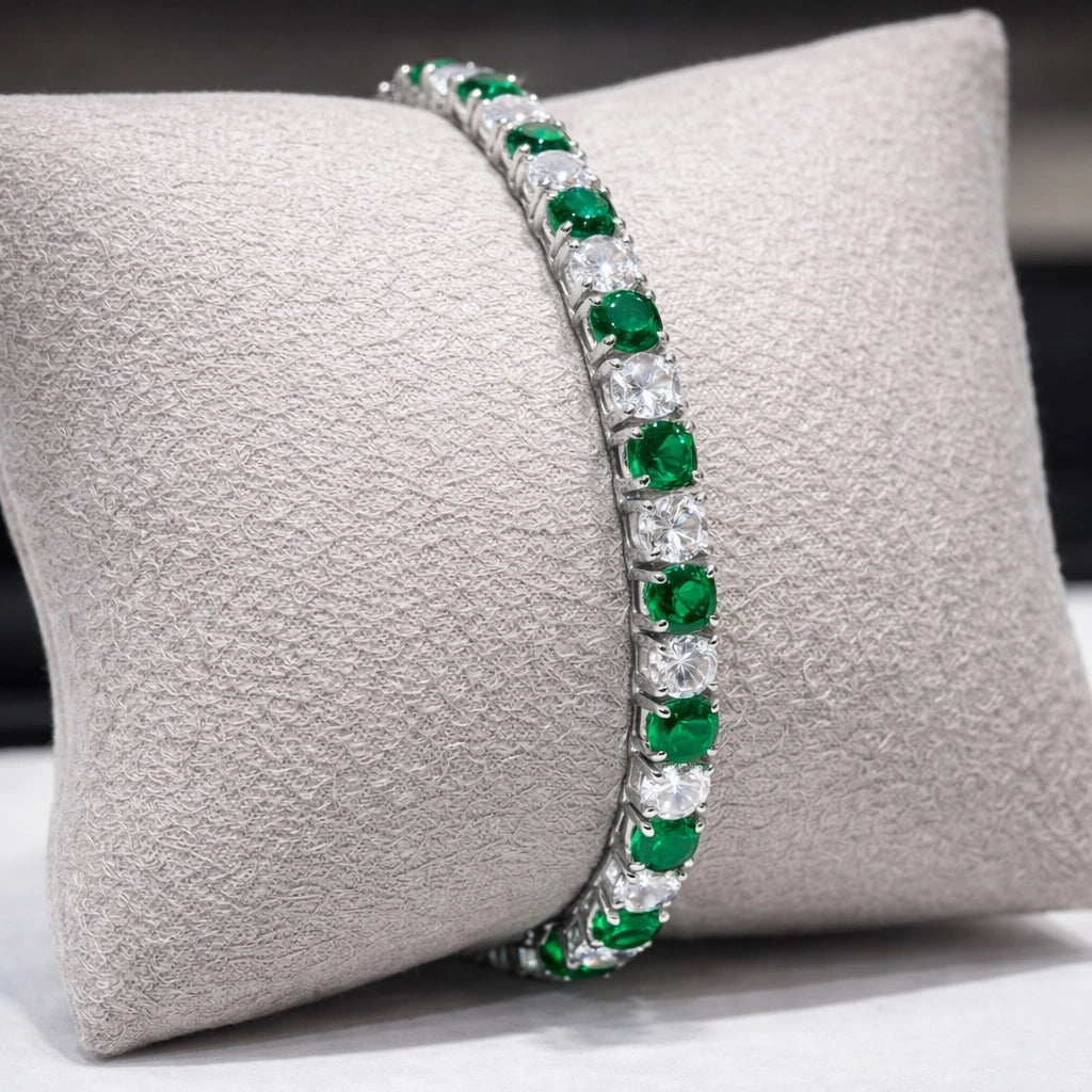 Detalhe das zircônias verdes e claras da pulseira Riviera Aspen Esmeralda