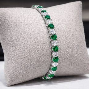 Detalhe das zircônias verdes e claras da pulseira Riviera Aspen Esmeralda