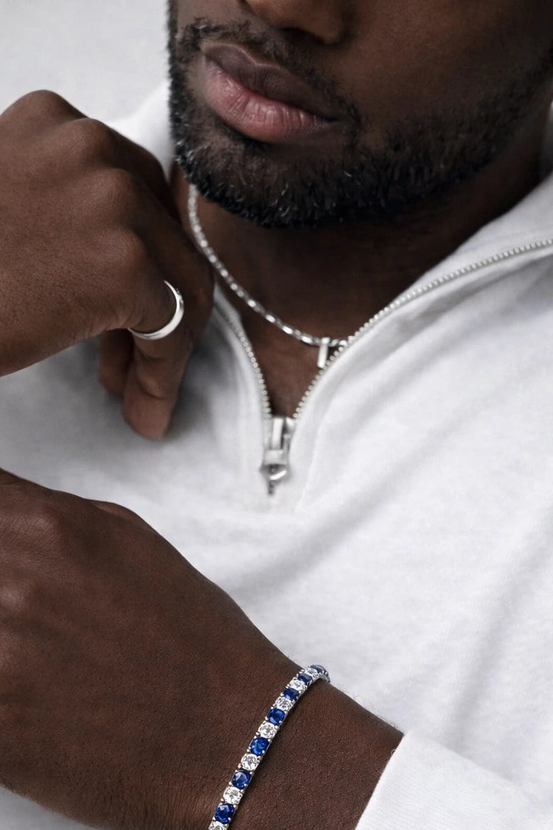 Homem com roupa branca usando pulseira azul Riviera Aspen Marine