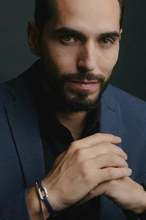 Homem de blazer azul usando pulseira Verona azul no pulso