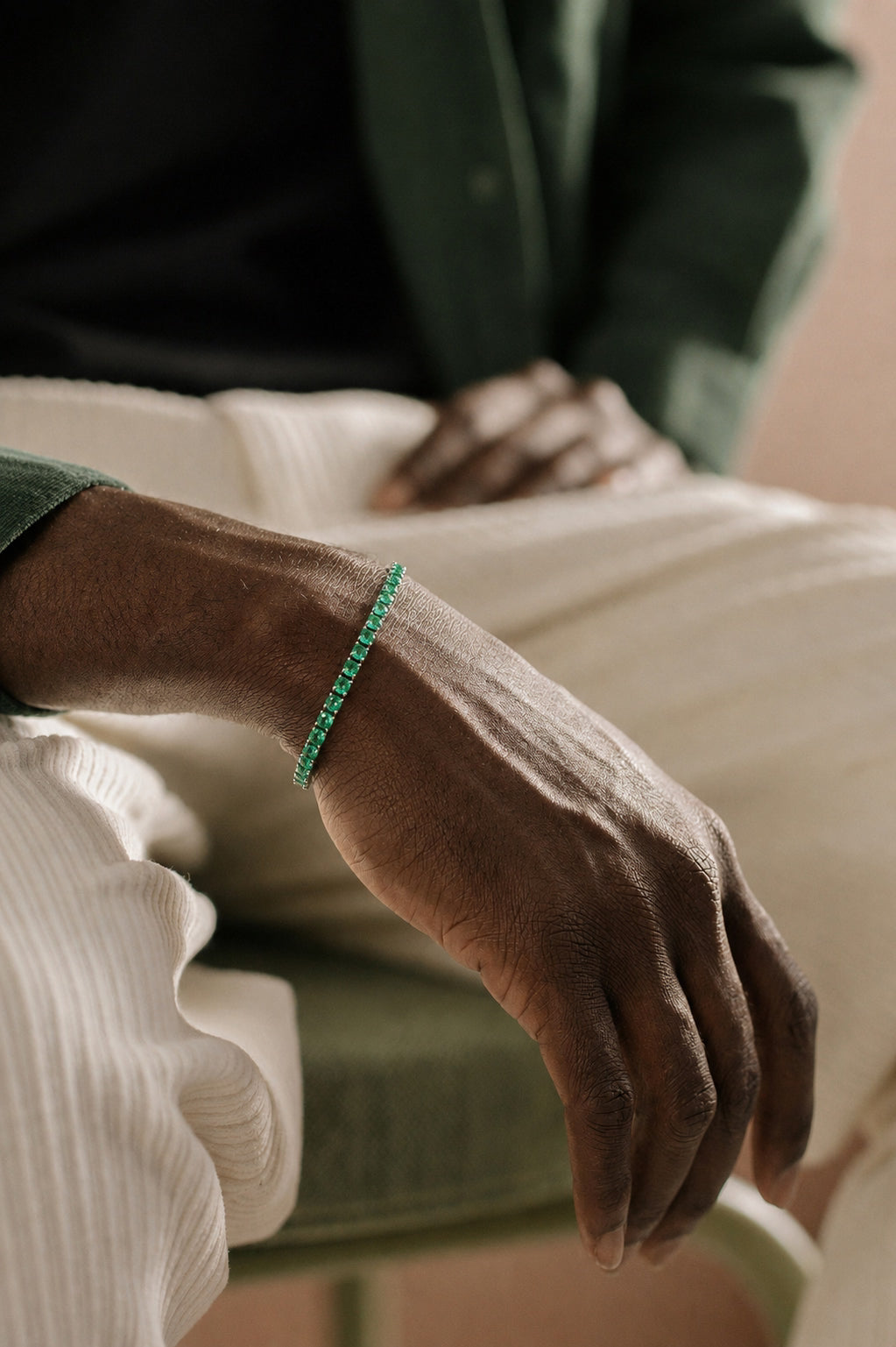Detalhe da pulseira Riviera masculina Green Day no pulso
