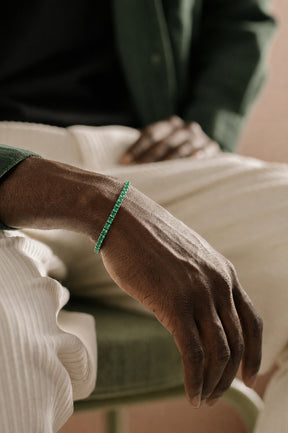 Detalhe da pulseira Riviera masculina Green Day no pulso
