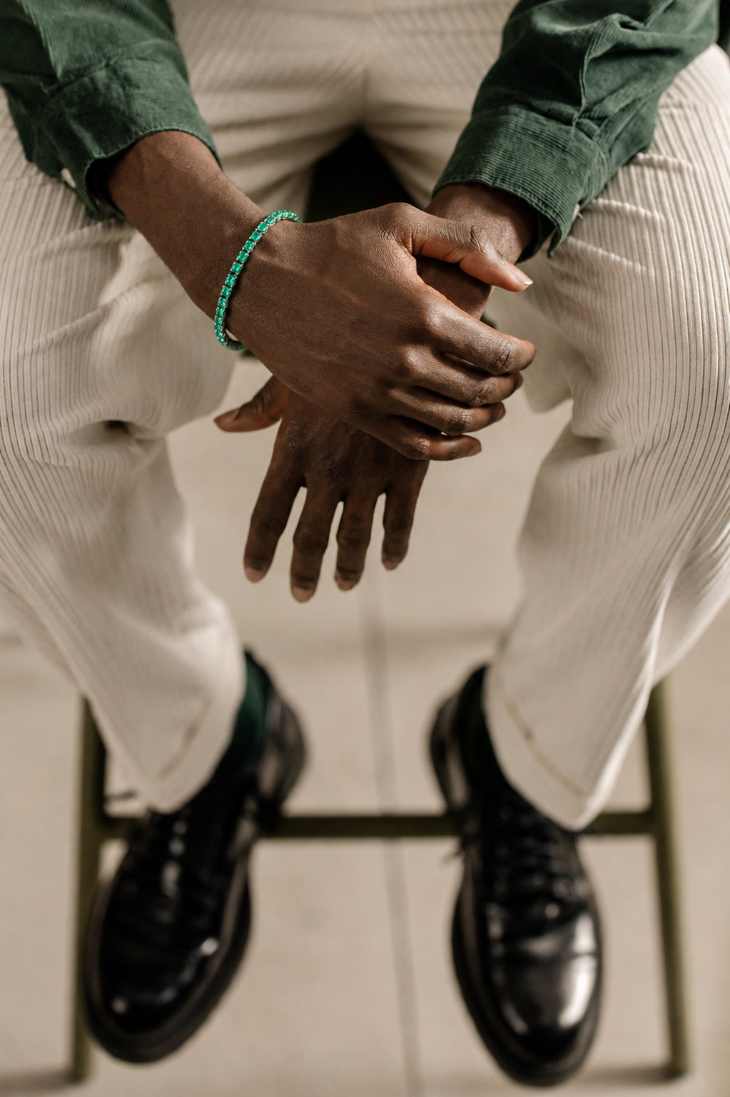 Pulseira Riviera Green Day com zircônias verdes em look masculino