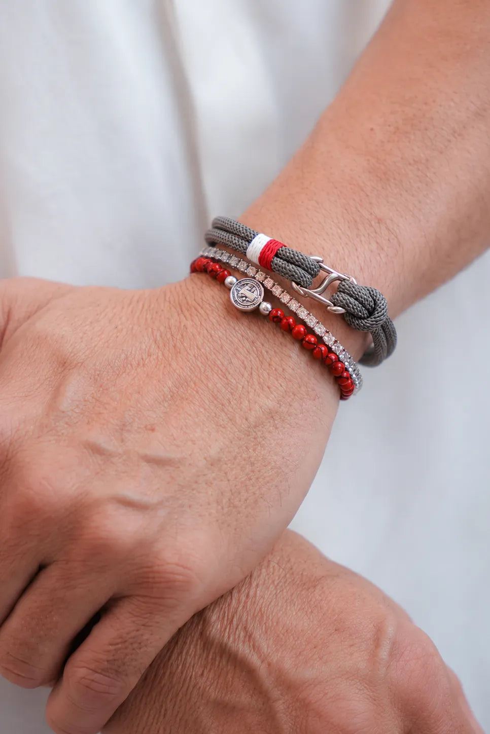 Pulseira masculina Florença cinza em composição no pulso