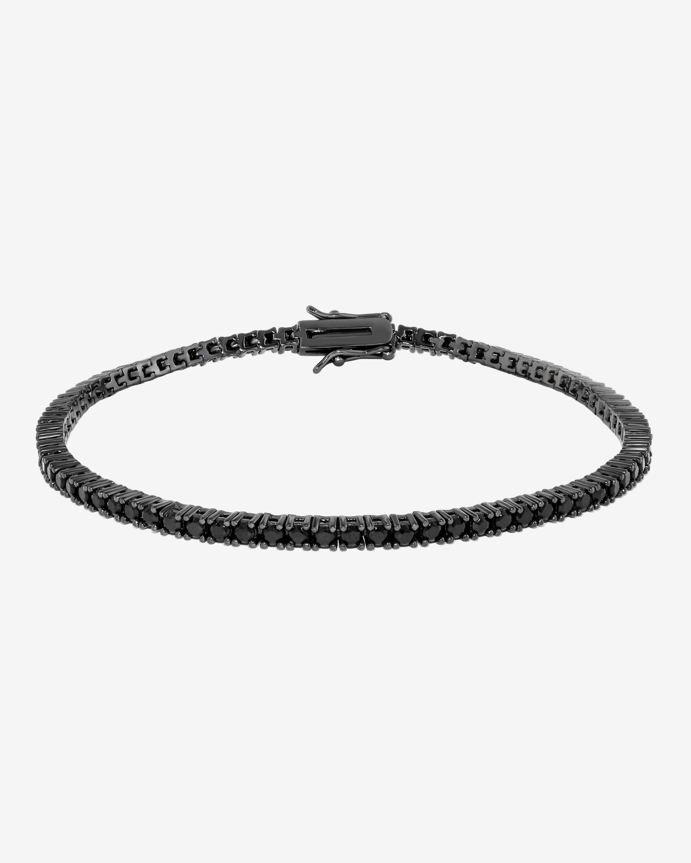 Pulseira Riviera masculina preta com zircônias negras em fundo branco