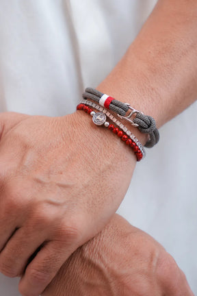 Pulseira masculina Florença cinza em composição no pulso