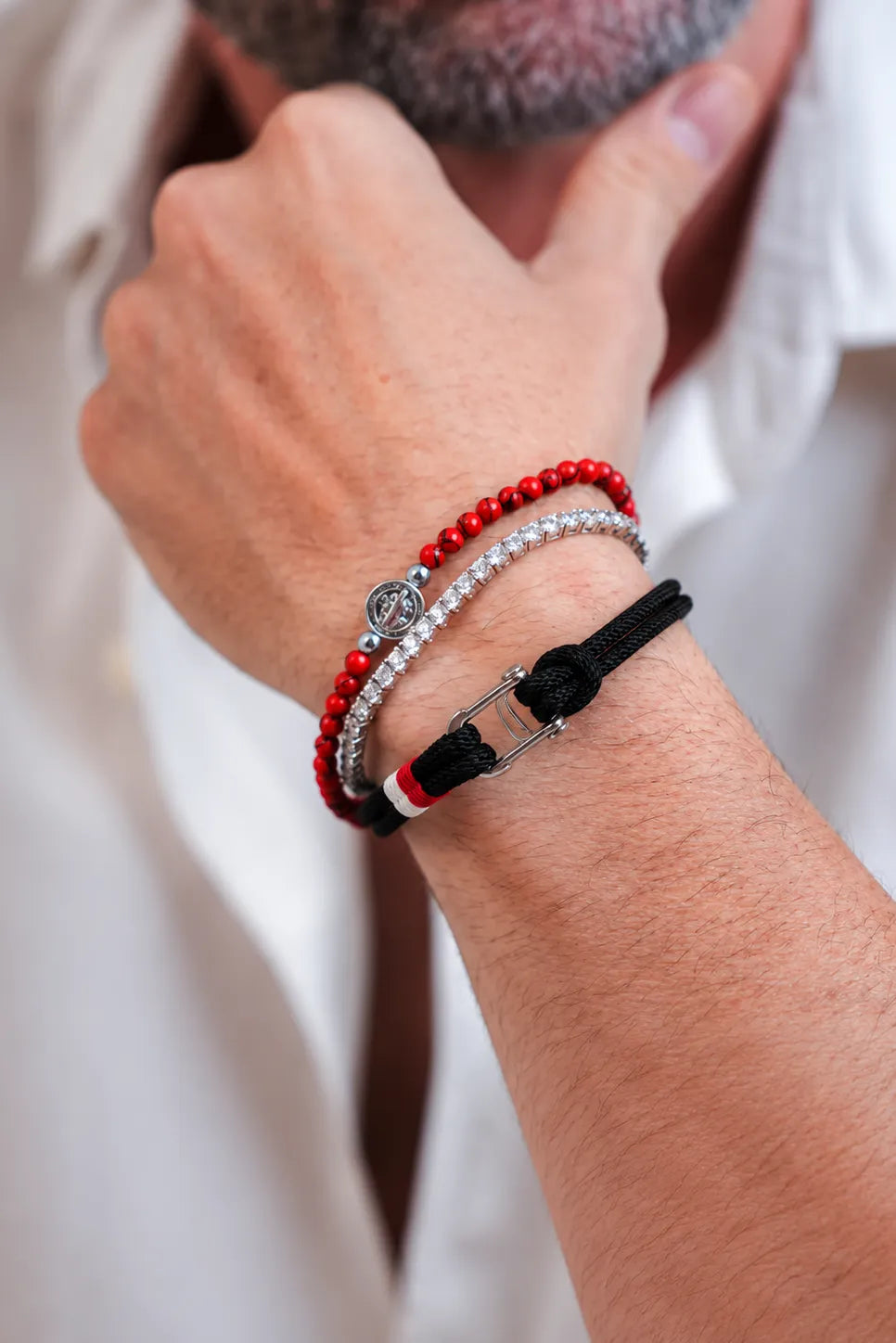 Pulseira Florença preta combinada com outras pulseiras masculinas