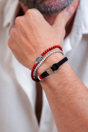 Pulseira Florença preta combinada com outras pulseiras masculinas