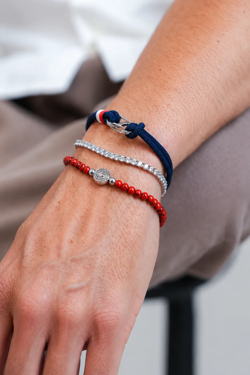 Pulseira Florença azul em composição masculina no pulso