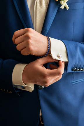 Homem de terno azul usando pulseira Riviera Águas Marinhas