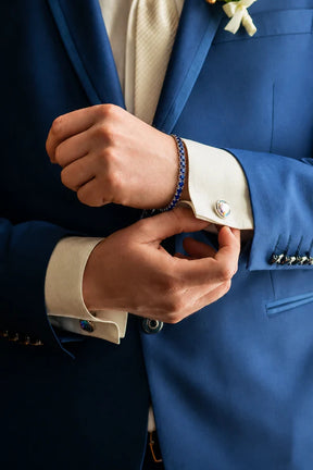 Homem de terno azul usando a Pulseira Riviera Zircônia Bleu