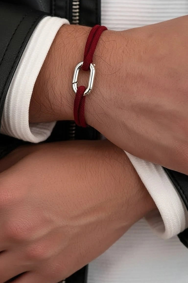 Pulseira Verona vinho com elemento de prata 925 no pulso