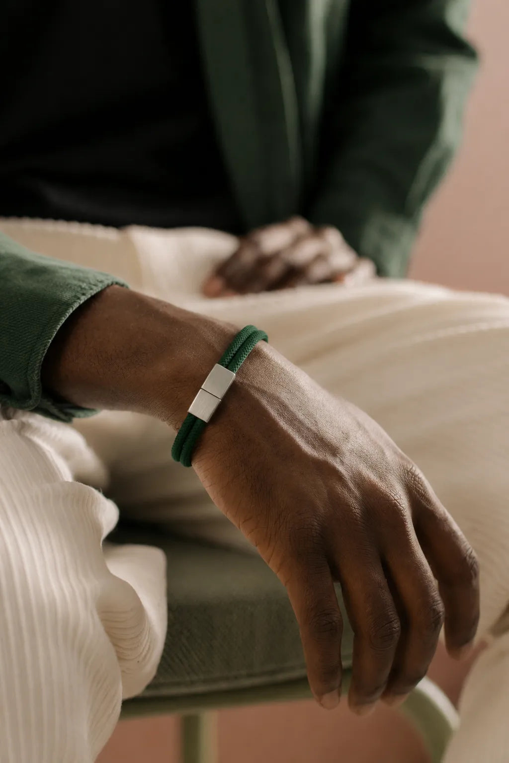 Detalhe da pulseira Berlin verde com fecho em prata 925 no pulso
