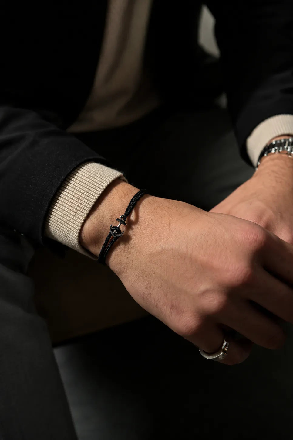 Homem usando pulseira Anchor preta de fio Supima