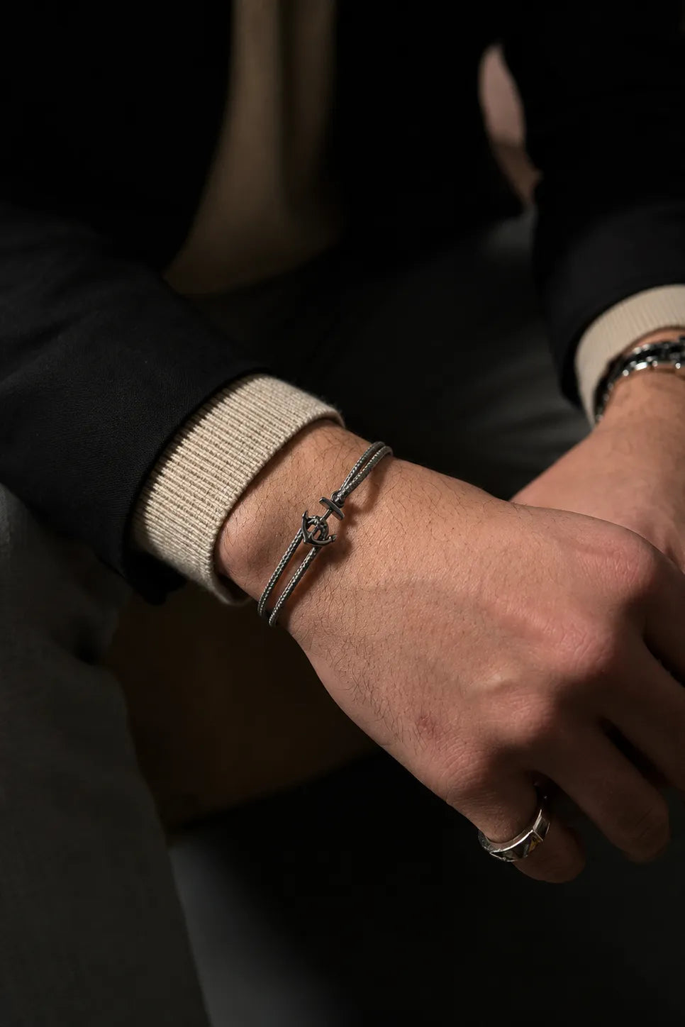 Homem usando pulseira Anchor cinza ajustável